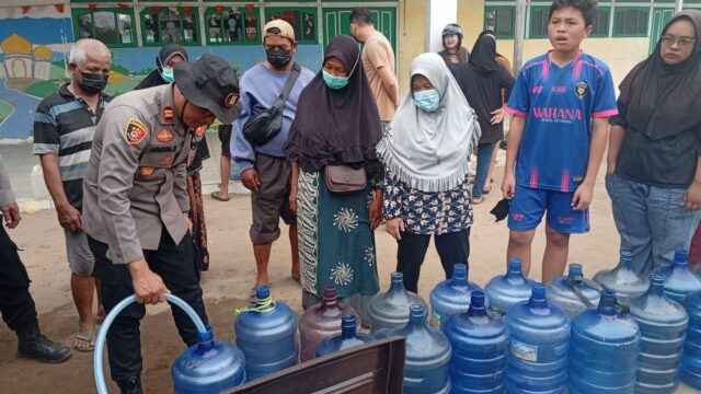 Polsek Delta Pawan Salurkan Air Bersih Layak Konsumsi Kepada Warga Kelurahan Mulia Bar